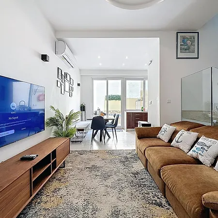 Modern Duplex With Private Pool & Ac Malta *